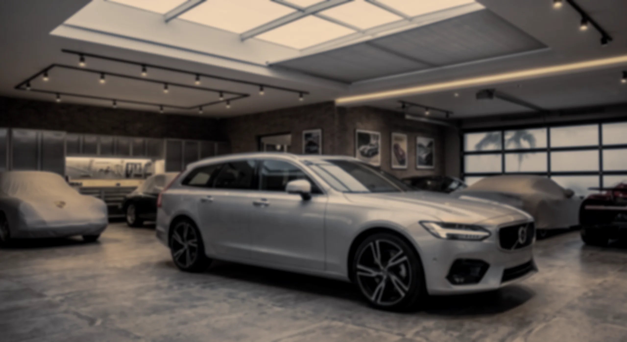 Voiture impeccable dans un garage atelier